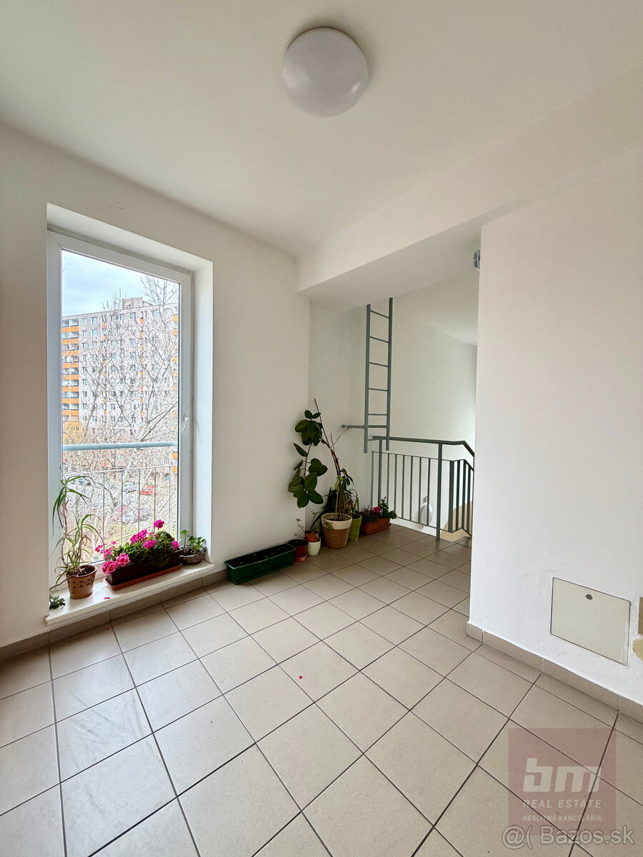 Predaj - novostavba s terasou na začiatku Karlovej Vsi - 19