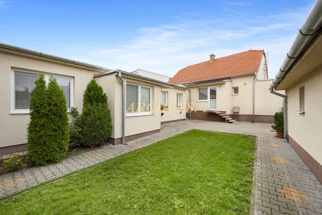 NA PREDAJ RODINNÝ DOM S PRÍSTAVBOU MALACKY, HVIEZDOSLAVOVA - 19