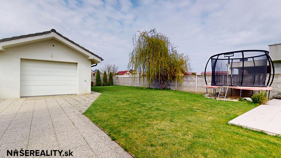 Na predaj: Moderný 5-izbový rodinný dom s bazénom, záhradou - 19