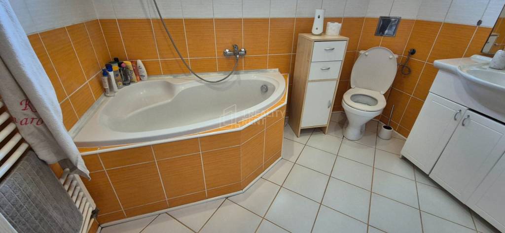 Predaj: Pekný rodinný dom s veľkým pozemkom Hlboké nad Váhom - 19