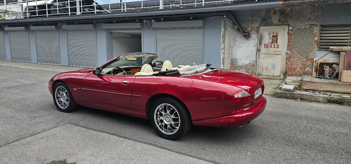 Jaguar XK8 V8 Convertible - 19