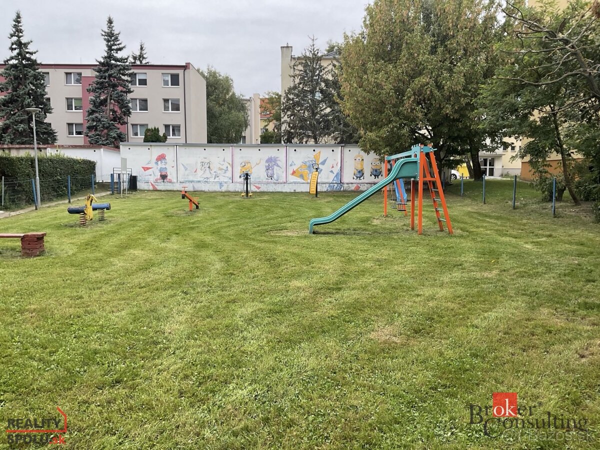 REZERVOVANÉ:Priestranný 3-izbový byt v Bernolákove: pokoj, z - 19