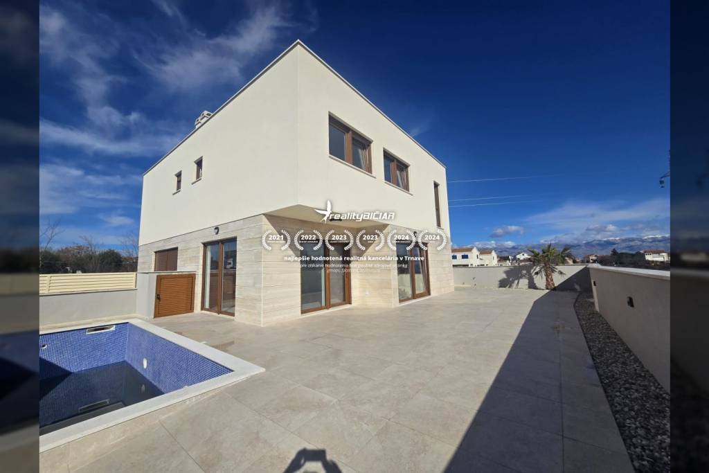 NIN - dvojdom s bazénom - 500 m od centra - 19