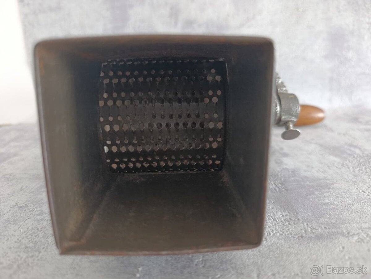 Velmi starý (cca 110-115let) krásný zdobený mlyncek na strou - 19