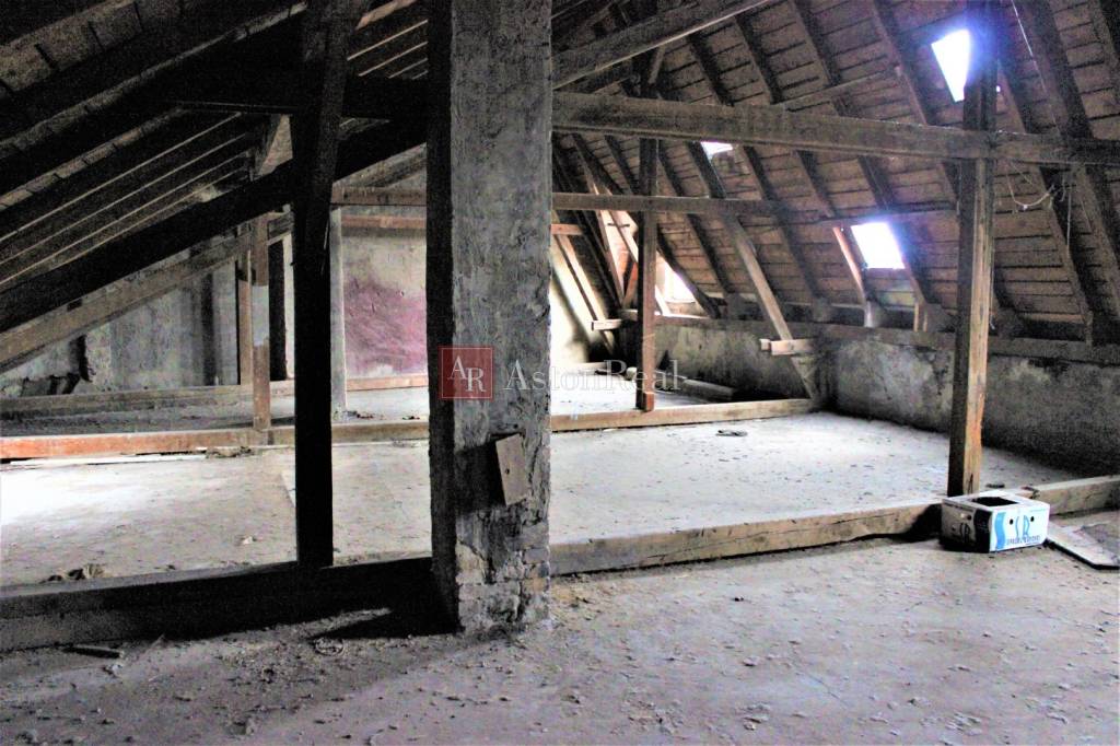 NA PREDAJ: veľký polyfunkčný dom v historickom centre mesta - 19