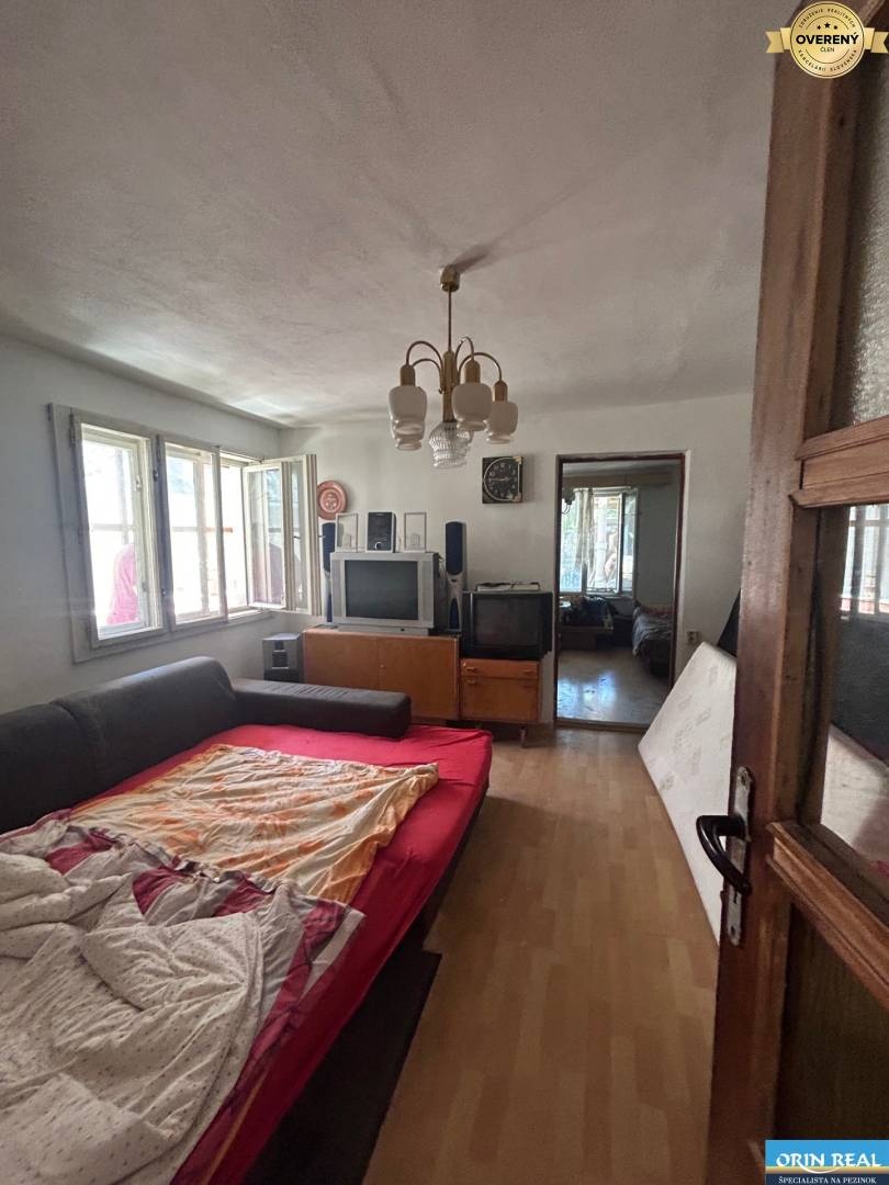 Na predaj starší rodinný dom v obci Budmerice 541m2 - 19