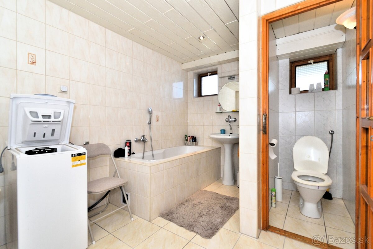 Rodinný dom s dvoma bytmi, 2 garáže, záhrada, bazén, DS - 19