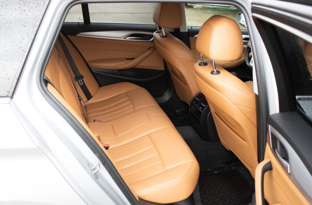 BMW 520d Touring z roku 2017 - 19