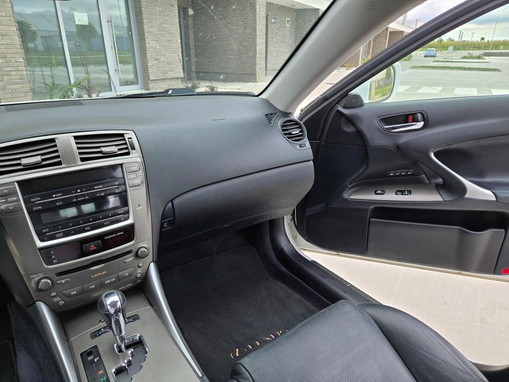 Lexus IS250 A/T - 19