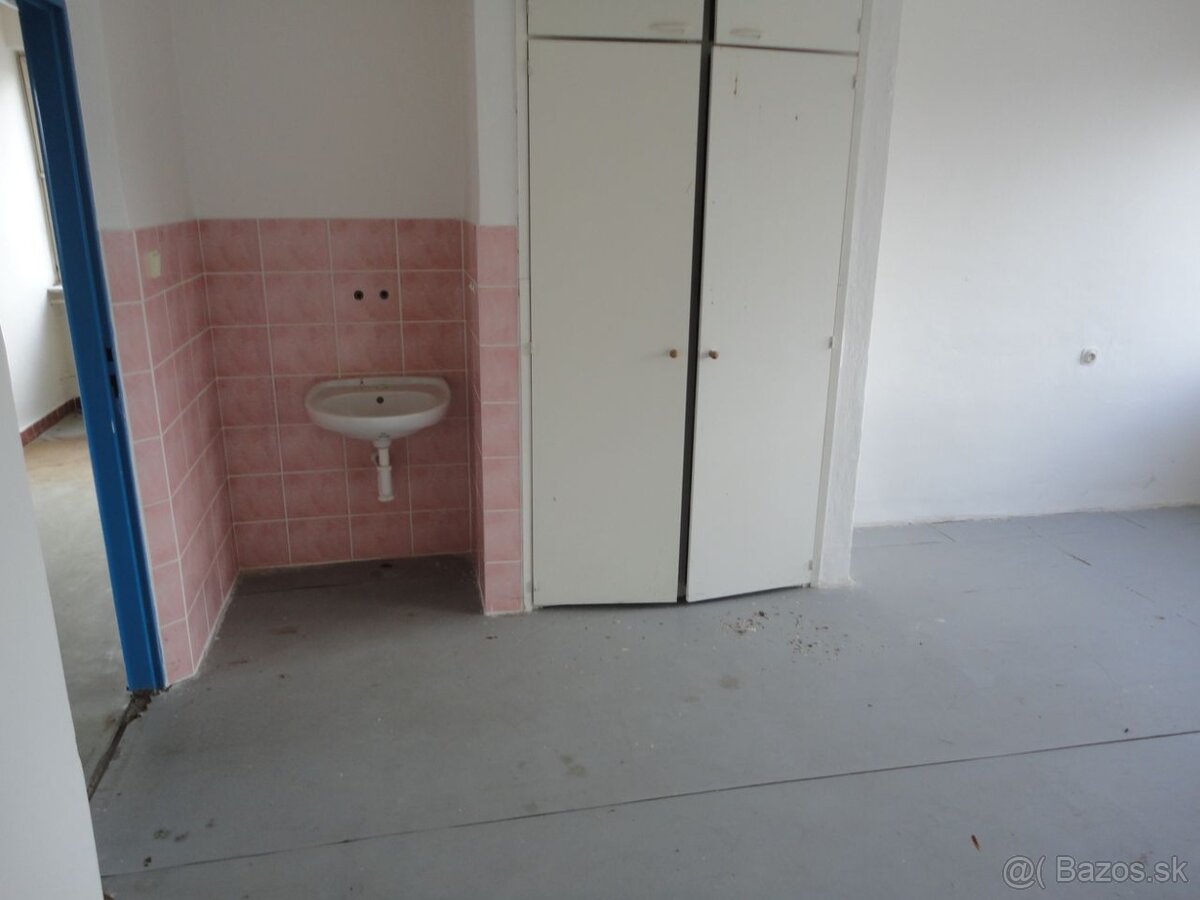 Na predaj bývalá administratívna budova v Bojniciach - 19