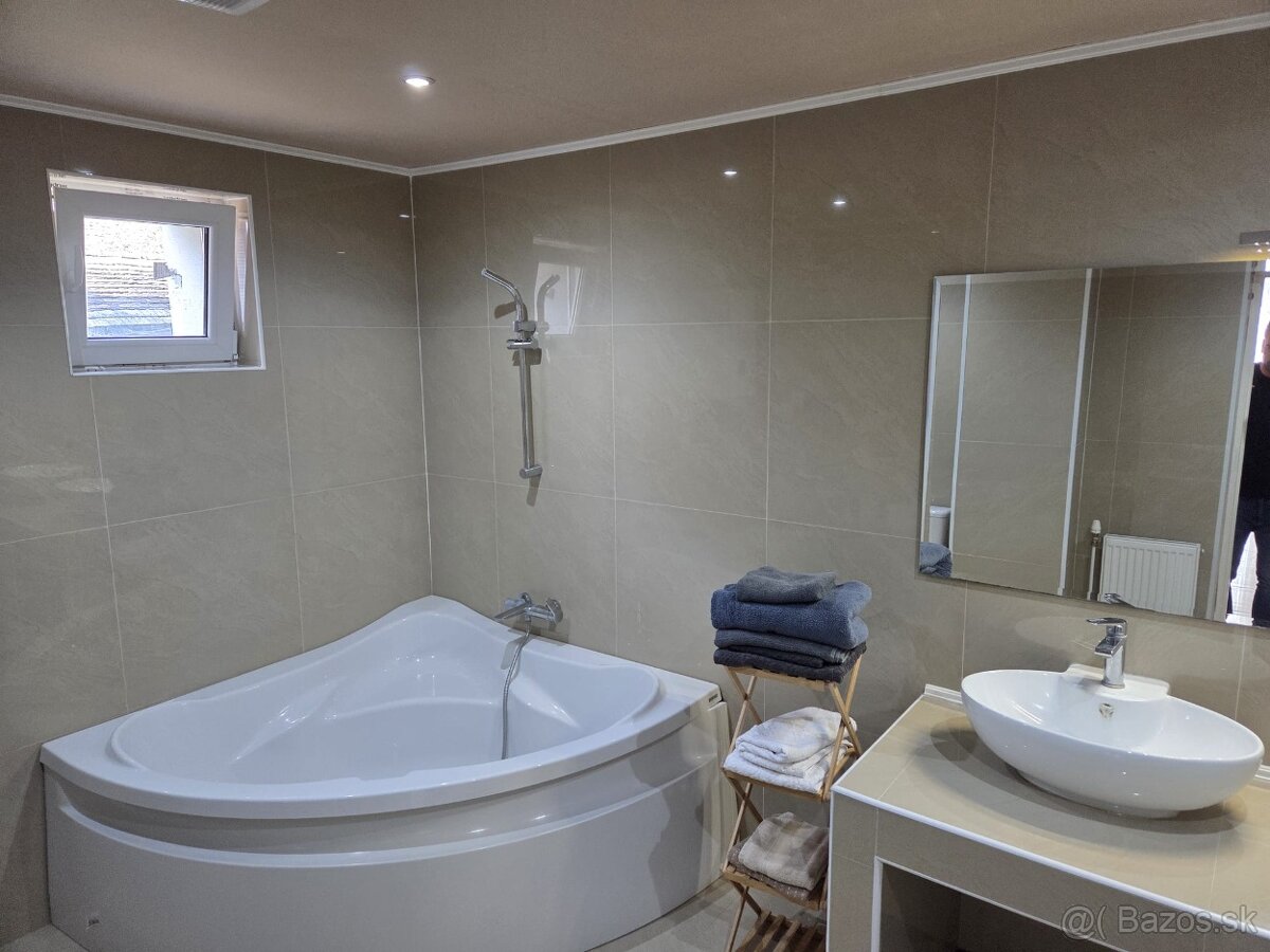 Zrekonštruovaný dom s krásnym interiérom- ihneď k bývaniu - 19