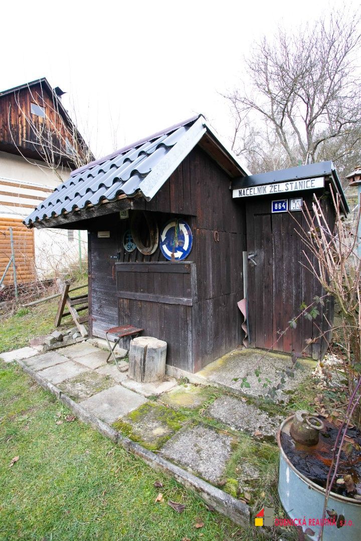 Na predaj záhradná chatka v retro štýle s upravenou záhradou - 19