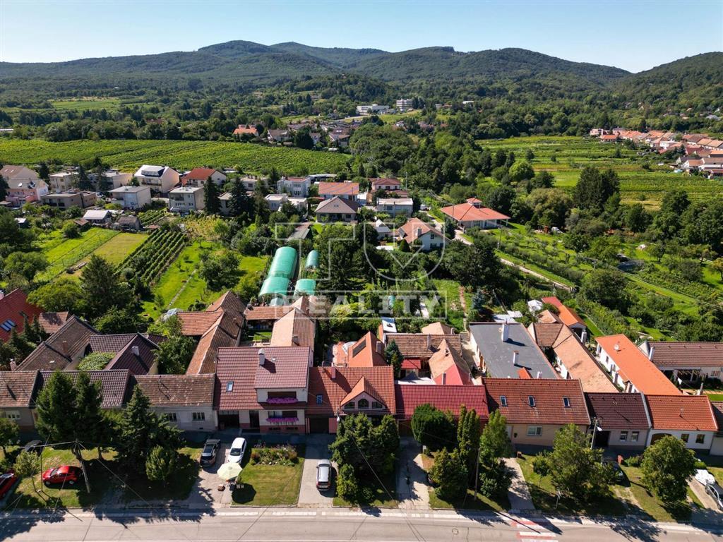 REZERVOVANÉ Rodinný dom s bazénom, saunou a dvoma... - 19