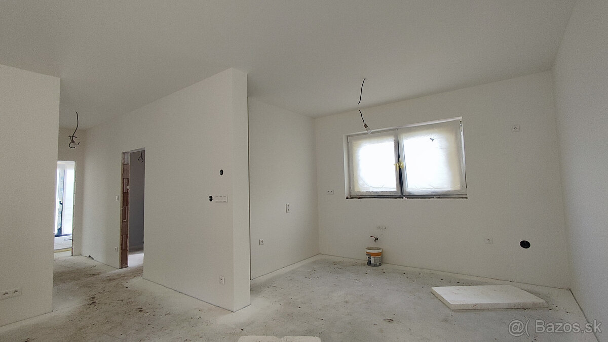 4 izbový rodinný dom obklopený zeleňou, iba s 1 susedom a ná - 19