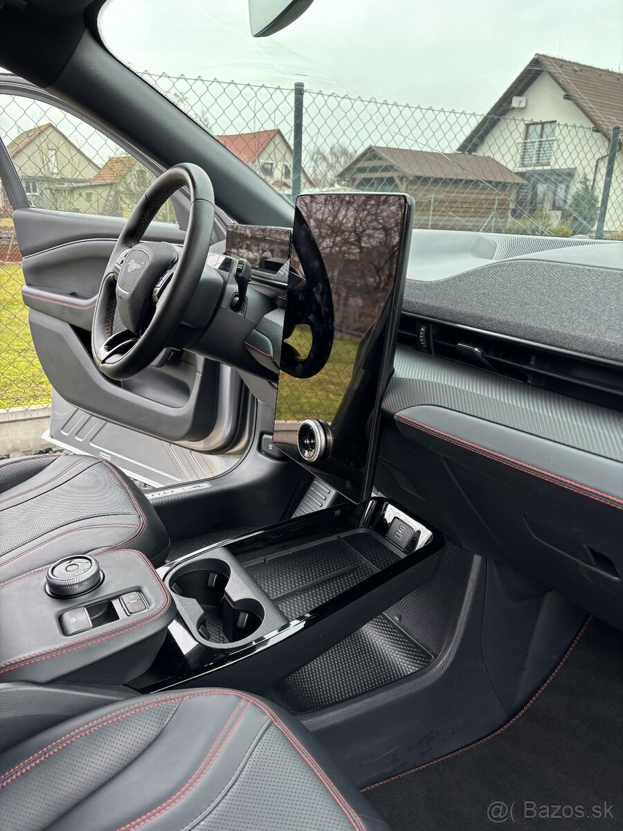 Mustang Mach-E 4x4 ER , 98 KWH , 351 koní odpočet DPH - 19