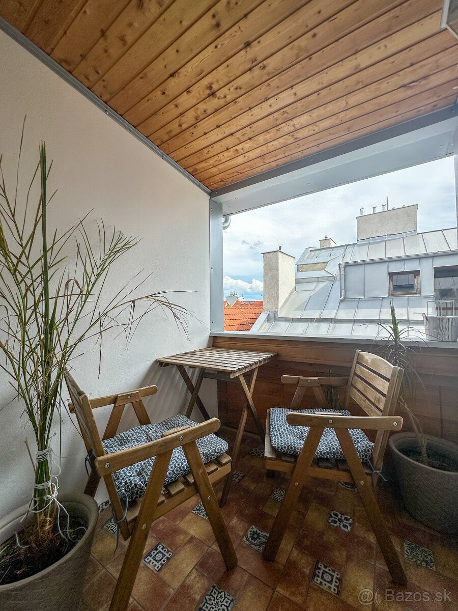 Štýlový podkrovný byt v historickom centre s terasou - 19