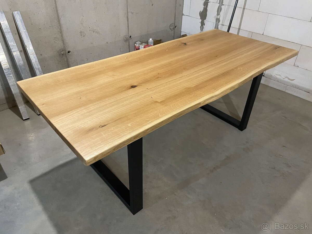 Masívny jedálenský stôl s prírodnou hranou - 19