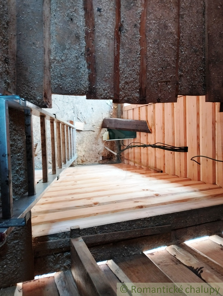 Dve drevenice na jednom pozemku v horách Javorníkov na pre - 19