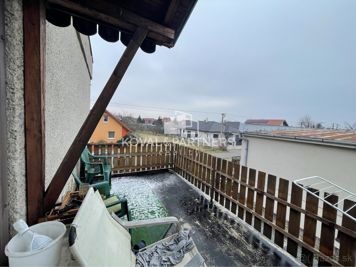 Priestranný poschodový rodinný dom s garážou - Kovarce - 19