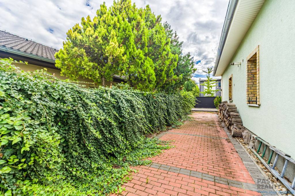 Rodinný dom s podkrovím, 2-garážou, parking, vírivka v srdci - 19