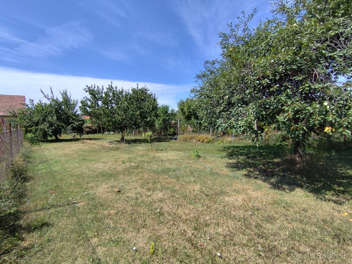 RD v HLOHOVCI - tichá lokalita, rovinatý, oplotený pozemok - 19
