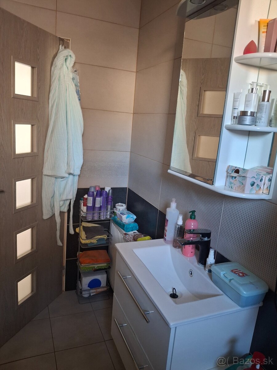 Na predaj čiastočne prerobený poschodový dom - 19