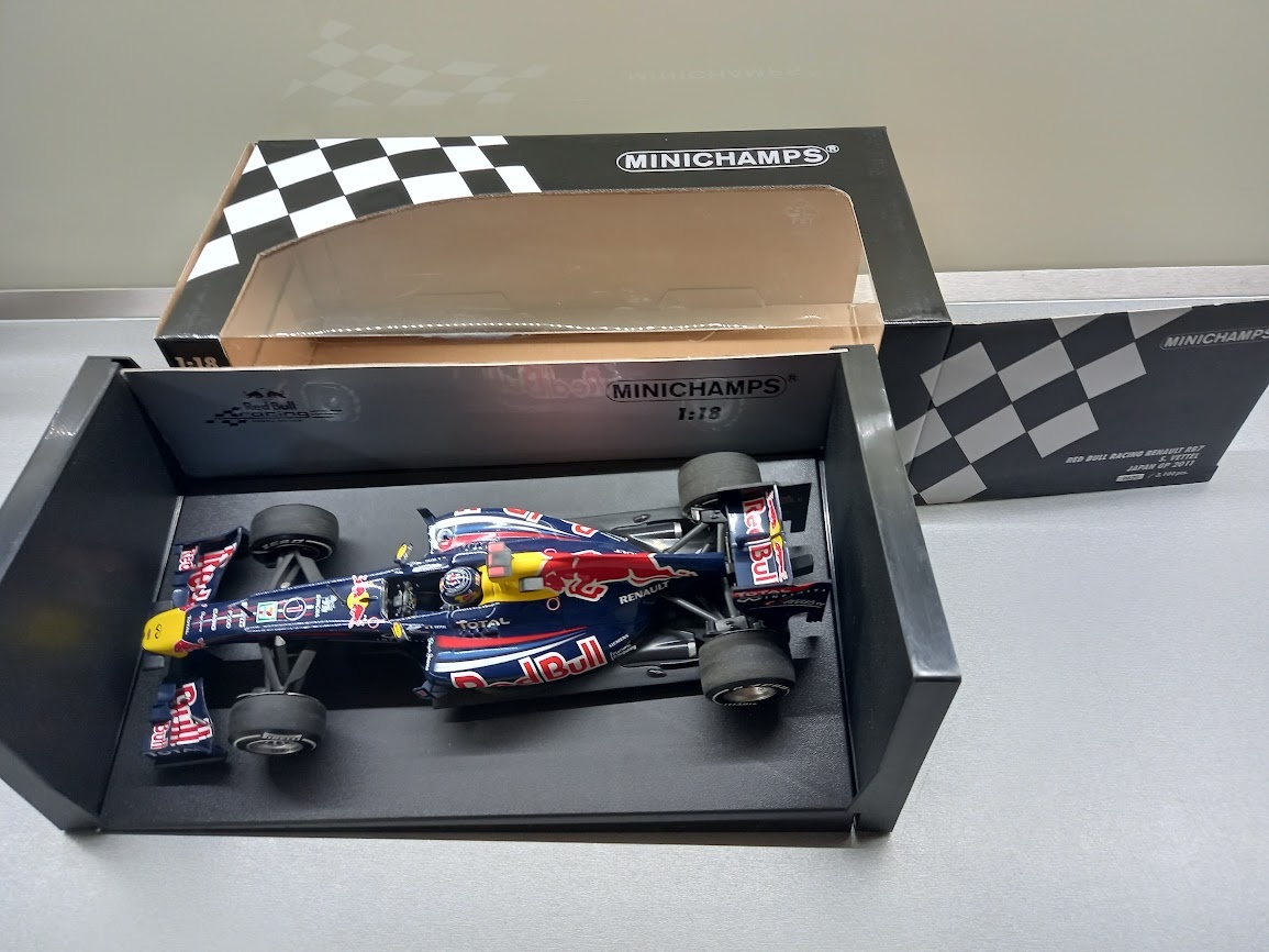 2X F1 RED BULL RB7 A RB7 JAPAN 2011 VETTEL MINICHAMPS 1:18 - 19