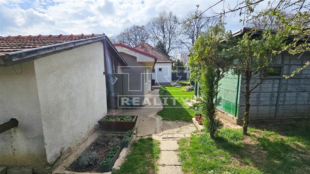 Na predaj rodinný dom s peknou záhradou v tichej časti... - 19