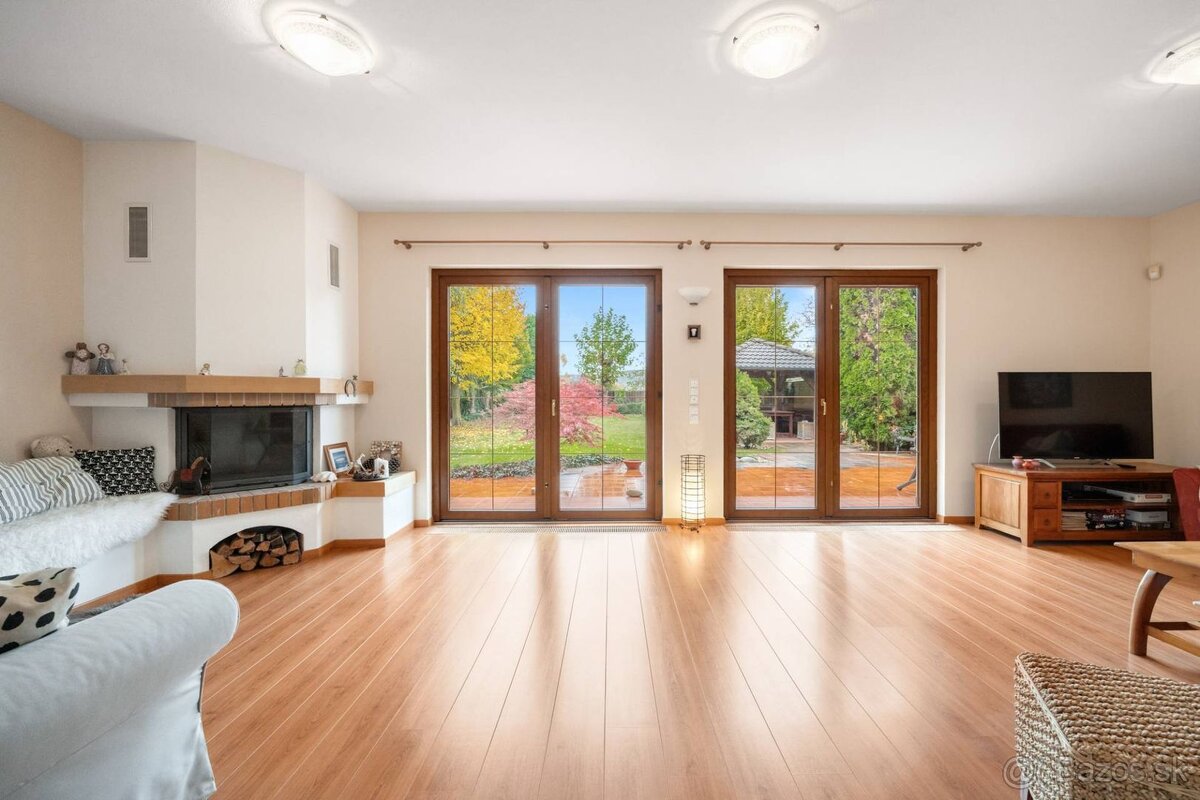 Priestranný 6-izbový rodinný dom s dvojgarážou a krásnou záh - 19