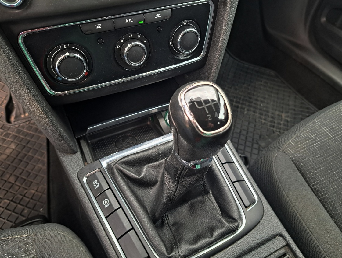 ŠKODA SUPERB II Combi FL 2014 KLIMA, ALU, Nová STK 2028 - 19