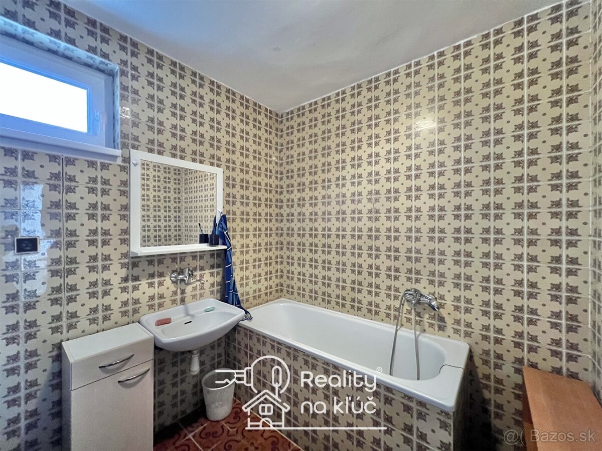 Na predaj dvojgeneračný poschodový rodinný dom - Komjatice - 19