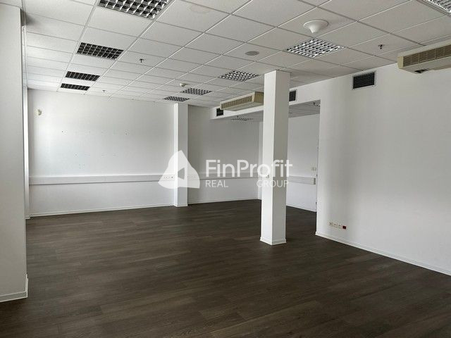 Na prenájom vykurovaný sklad s výmerou 8.600 m2 s administra - 19