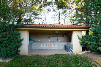 Na predaj kompletne zariadený rodinný dom s bazénom - 19