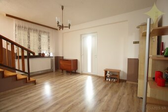 Priestranný rodinný dom v tichej ulici obce Chrastince, okre - 19