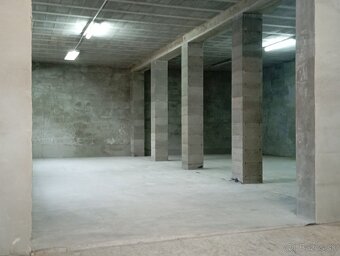 Obytný dom, sklady, kancelária - 19