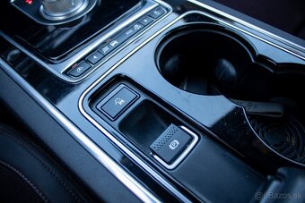 Jaguar XE - 19