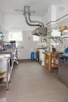 Predaj: Piváreň a Bistro v centre občianskej vybavenosti a o - 19