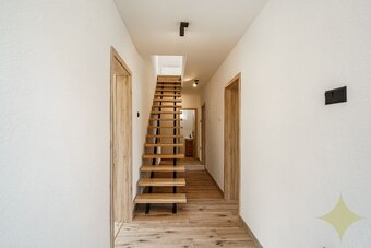 Predaj: Zrekonštruovaný Rodinný Dom 4+1 v Malebnej Obci Divi - 19
