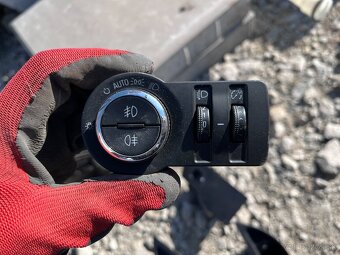 Opel Astra J 09-15 diely interiéru radio,packy,panel,vypínac - 19