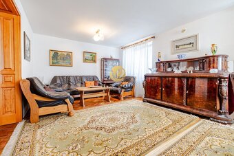 Na PREDAJ 4i RD s dvojgarážou ZOBOR - Hornozoborská, pozemok - 19