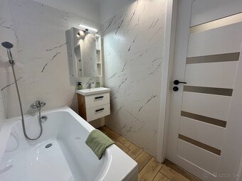 ŠTÝLOVÝ, KOMPLETNE ZREKONŠTRUOVANÝ 3-IZBOVÝ BYT V KOMÁRNE - 19