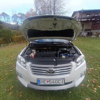 Predám Toyota RAV4 2,0 benzín 116kw 4x4 , biela perleť - 19