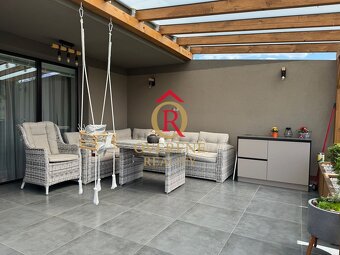 NA PREDAJ : Luxusný, kompletne zariadený rodinný dom – Ivach - 19