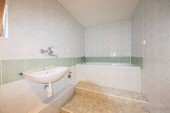 Zrekonštruovaný dom s krásnym pozemkom a saunou vo Vranove - 19