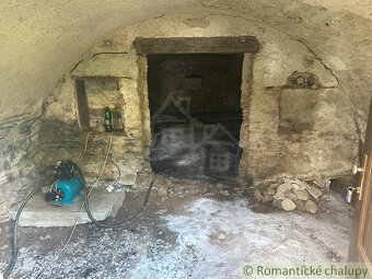 200-ročná kamenná chalupa v horách, obec Lipovec - 19