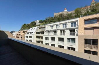 | Jedinečný 3 izbový byt s 2 terasami v dizajn projekte VYDR - 19