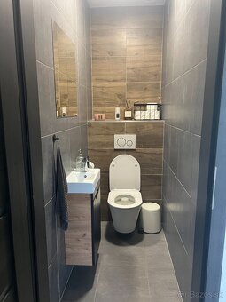 Moderný rodinný dom s veľkou terasou a bazénom - 19
