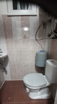 Ponúkame na predaj čiastočne zariadený 7 izbový dom, Bratisl - 19