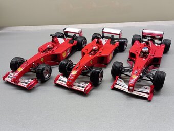 3x F1 FERRARI F2001 a F2000 SCHUMACHER HOTWHEELS 1:18 - 19