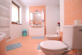 Komfortný dvojpodlažný rodinný dom - 19